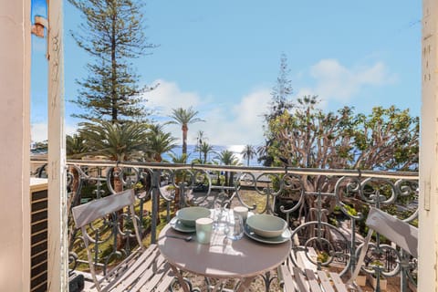 Natural landscape, View (from property/room), Balcony/Terrace, Dining area, Sea view