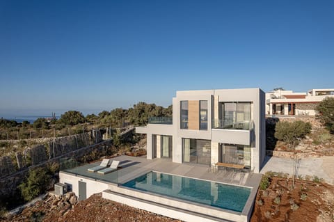 Property building, Day, Swimming pool, sunbed