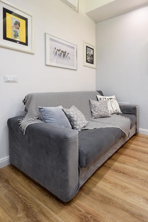 Bed, Living room, Seating area, internet