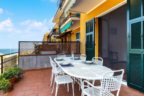 Property building, Natural landscape, Balcony/Terrace, Dining area, Sea view