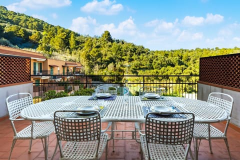 Natural landscape, View (from property/room), Balcony/Terrace, Dining area, Mountain view