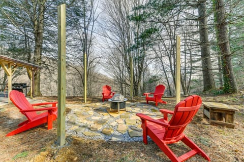 Fire Pit and Mountain Views Waynesville Retreat! House in Maggie Valley