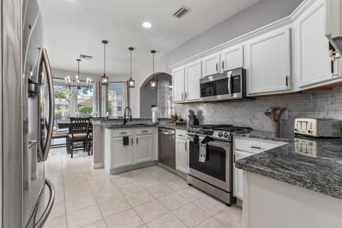 Coffee/tea facilities, Kitchen or kitchenette, oven, stove