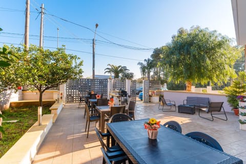 Property building, Balcony/Terrace, Living room