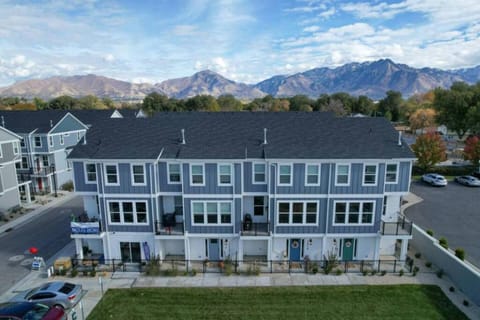 Neighbourhood, Natural landscape, Bird's eye view, Mountain view, Parking