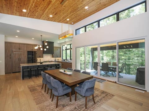 Coffee/tea facilities, Kitchen or kitchenette, Dining area, Mountain view, oven, stove