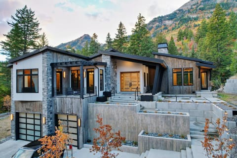 Property building, Facade/entrance, Natural landscape, Mountain view