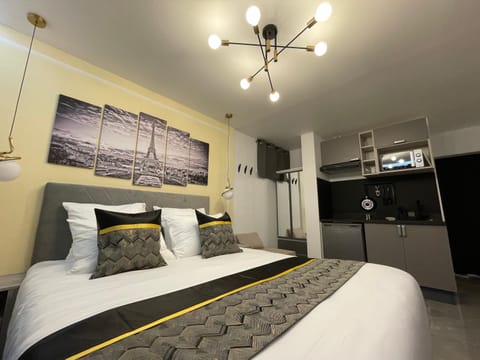 Bed, Photo of the whole room, Bedroom
