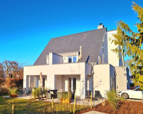 Property building, Garden, Garden view, Parking