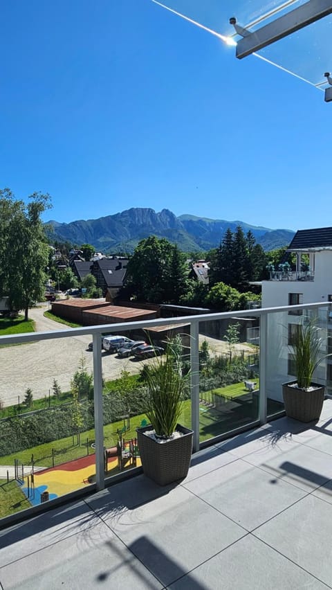 Property building, Neighbourhood, Mountain view