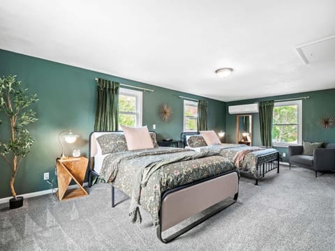 Spacious 4 Bedroom Sleeps 10 with Sauna and Hot Tub House in Cuyahoga Falls