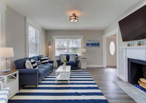 Bed, TV and multimedia, Bedroom