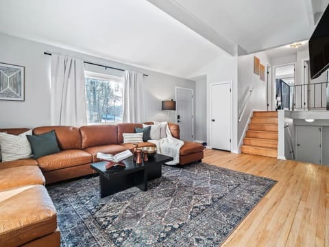 Hot Tub, Game Room, 4 Bedrooms, Gorgeous Remodel House in Cuyahoga Falls