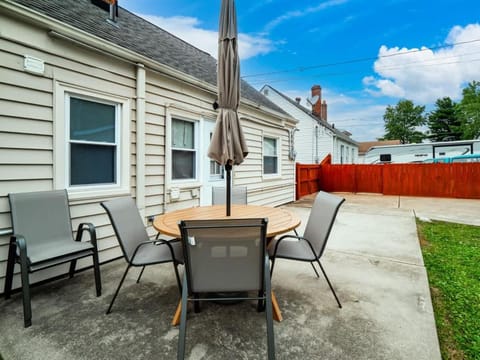 Modern 3Bed Home Near CLE With Private Backyard House in Parma Heights