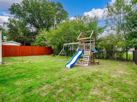 Modern 3Bed Home Near CLE With Private Backyard House in Parma Heights