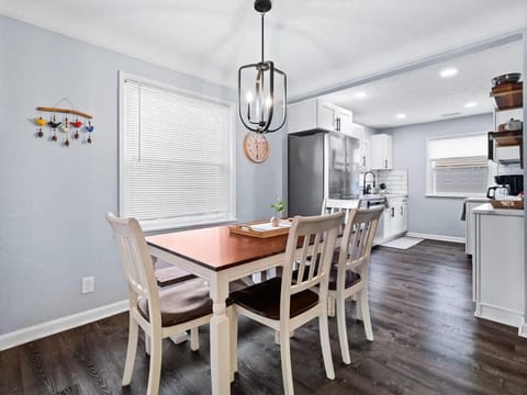 Modern 3Bed Home Near CLE With Private Backyard House in Parma Heights