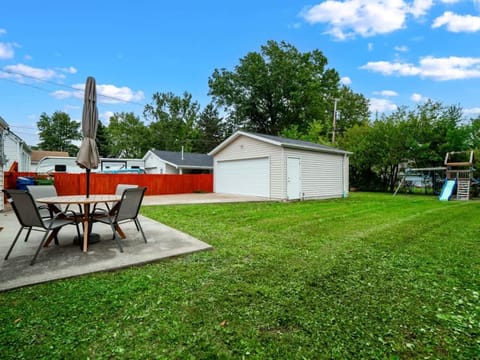 Modern 3Bed Home Near CLE With Private Backyard House in Parma Heights