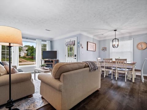 Modern 3Bed Home Near CLE With Private Backyard House in Parma Heights