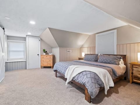 Modern 3Bed Home Near CLE With Private Backyard House in Parma Heights