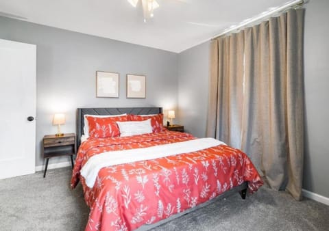 Bed, Photo of the whole room, Bedroom