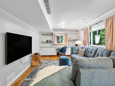 Large Remodeled 4 Bed 3 Bath Secluded With Hot Tub House in Cuyahoga Falls