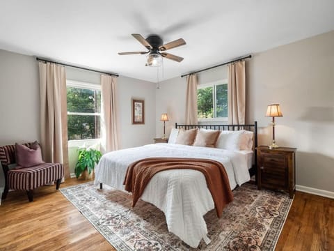 Large Remodeled 4 Bed 3 Bath Secluded With Hot Tub House in Cuyahoga Falls