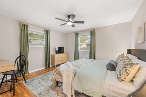 Hot Tub Game Room with Shuffleboard N64 Sleeps 8 House in Parma Heights