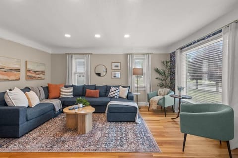 Hot Tub Game Room with Shuffleboard N64 Sleeps 8 House in Parma Heights