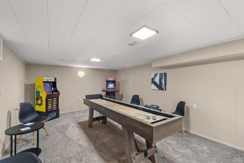 Hot Tub Game Room with Shuffleboard N64 Sleeps 8 House in Parma Heights