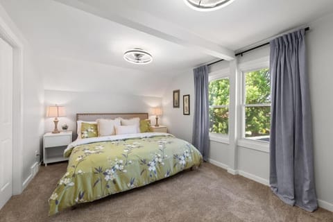 Renovated and Professionally Designed 3Bed Home House in Cleveland Heights