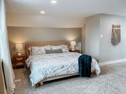 Large 4 Bedroom Recently Renovated With Hot Tub House in Cleveland Heights