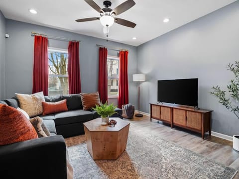 Hot Tub N64 Mins to Downtown Sleeps 8 House in Ohio City