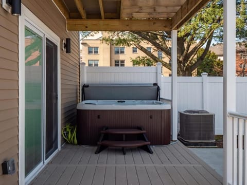 Hot Tub N64 Mins to Downtown Sleeps 8 House in Ohio City