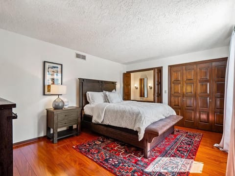 Unique Estate 5 Bedrooms Fire Pit Sleeps 10 House in Cuyahoga Falls