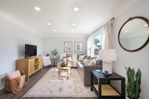 Remodeled 4 Bedroom With a Game Room House in Parma