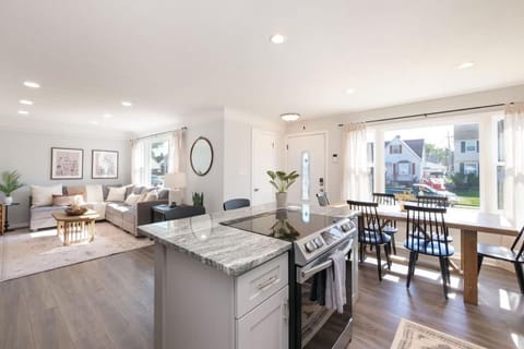 Remodeled 4 Bedroom With a Game Room House in Parma