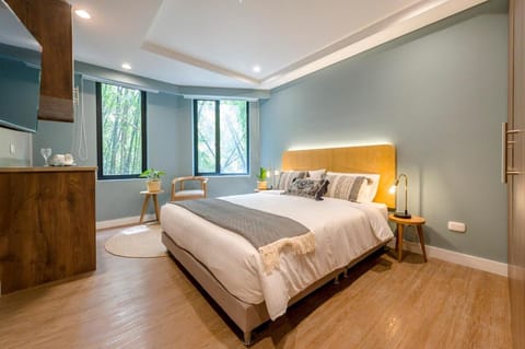 Bed, TV and multimedia, Photo of the whole room, Bedroom, kitchen