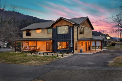 Property building, Day, Natural landscape, Sunrise, Sunset