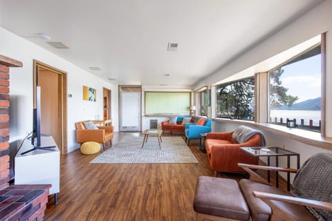 Inventor's Cottage House in Underwood