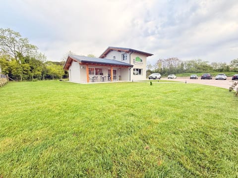 Property building, Day, Neighbourhood, Garden, Garden view, Parking