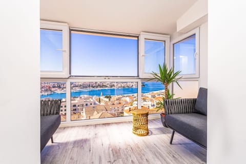 Day, Natural landscape, Balcony/Terrace, Seating area, City view, Sea view