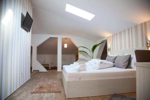 Bed, Winter, Photo of the whole room, Decorative detail, On site, Sunset