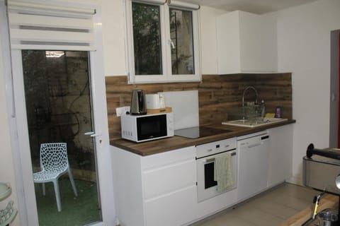 Coffee/tea facilities, dishwasher, microwave, oven, stove, toaster, kitchen