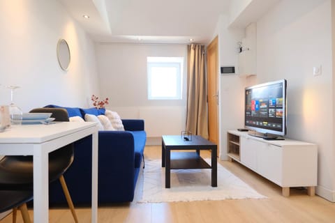 Communal lounge/ TV room, TV and multimedia, Living room, Dining area