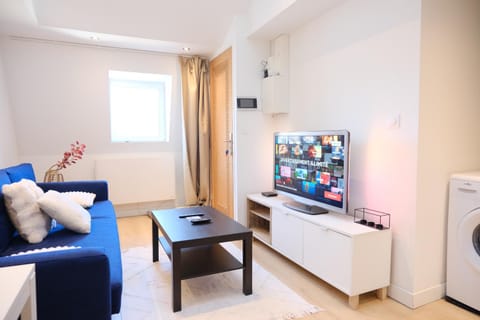 TV and multimedia, Kitchen or kitchenette, Living room