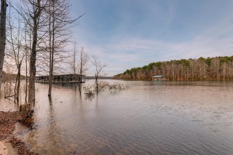 Greers Ferry Lake Access and Deck Group Getaway! House in Heber Springs