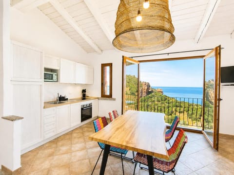 View (from property/room), Kitchen or kitchenette, Dining area, Sea view, oven, stove