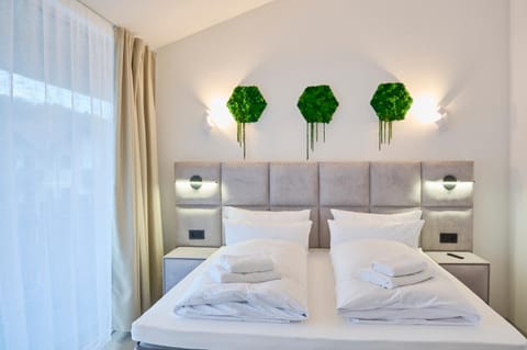 Bed, TV and multimedia, Balcony/Terrace, Photo of the whole room, Evening entertainment, Evening entertainment, Bedroom, towels