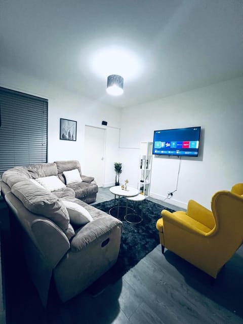 Communal lounge/ TV room, TV and multimedia, Living room, Photo of the whole room, Seating area, Evening entertainment