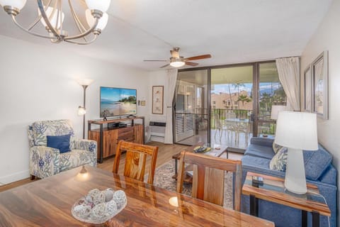 TV and multimedia, Kitchen or kitchenette, Living room, Seating area, Dining area